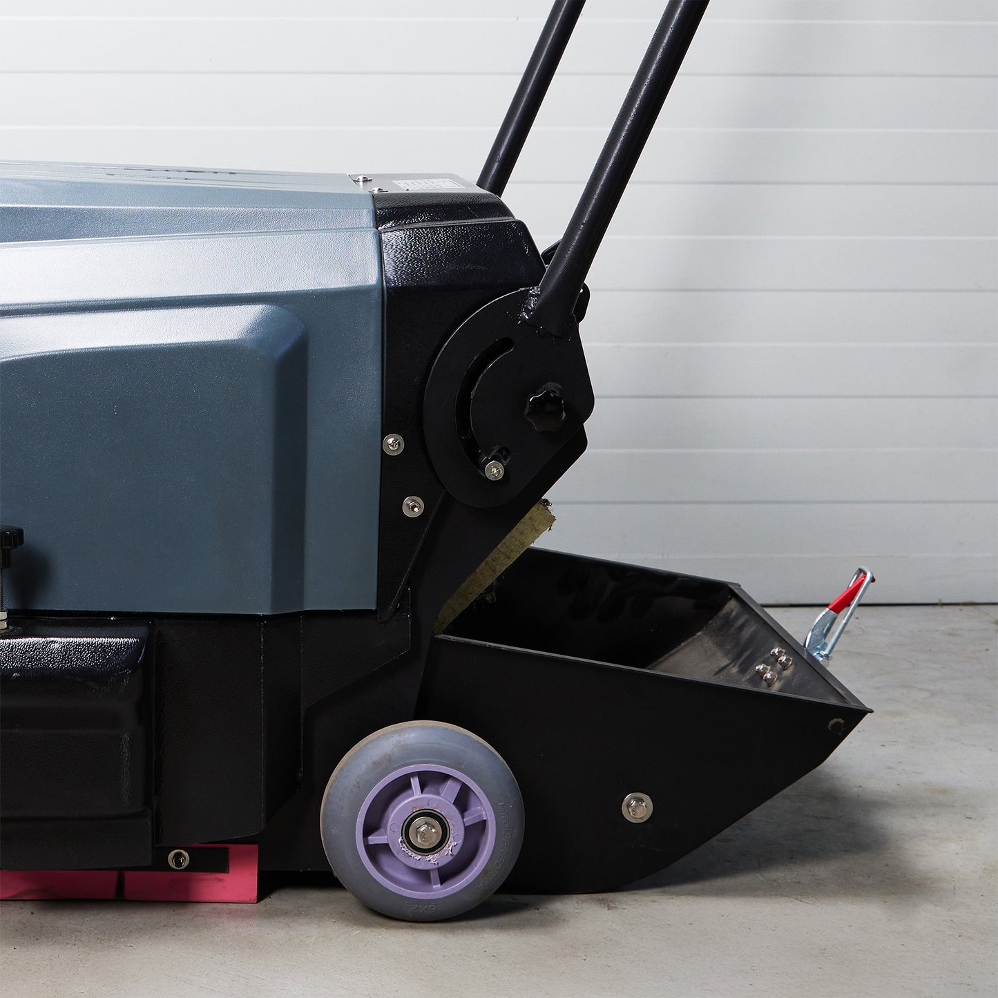 Rankiniu būdu stumiama grindų šlavimo mašina Veltra S1