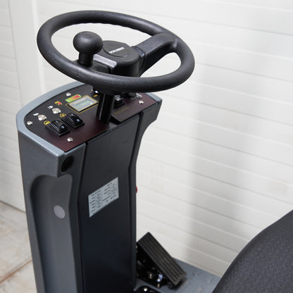 Rankiniu būdu stumiama grindų plovimo mašina Veltra P3