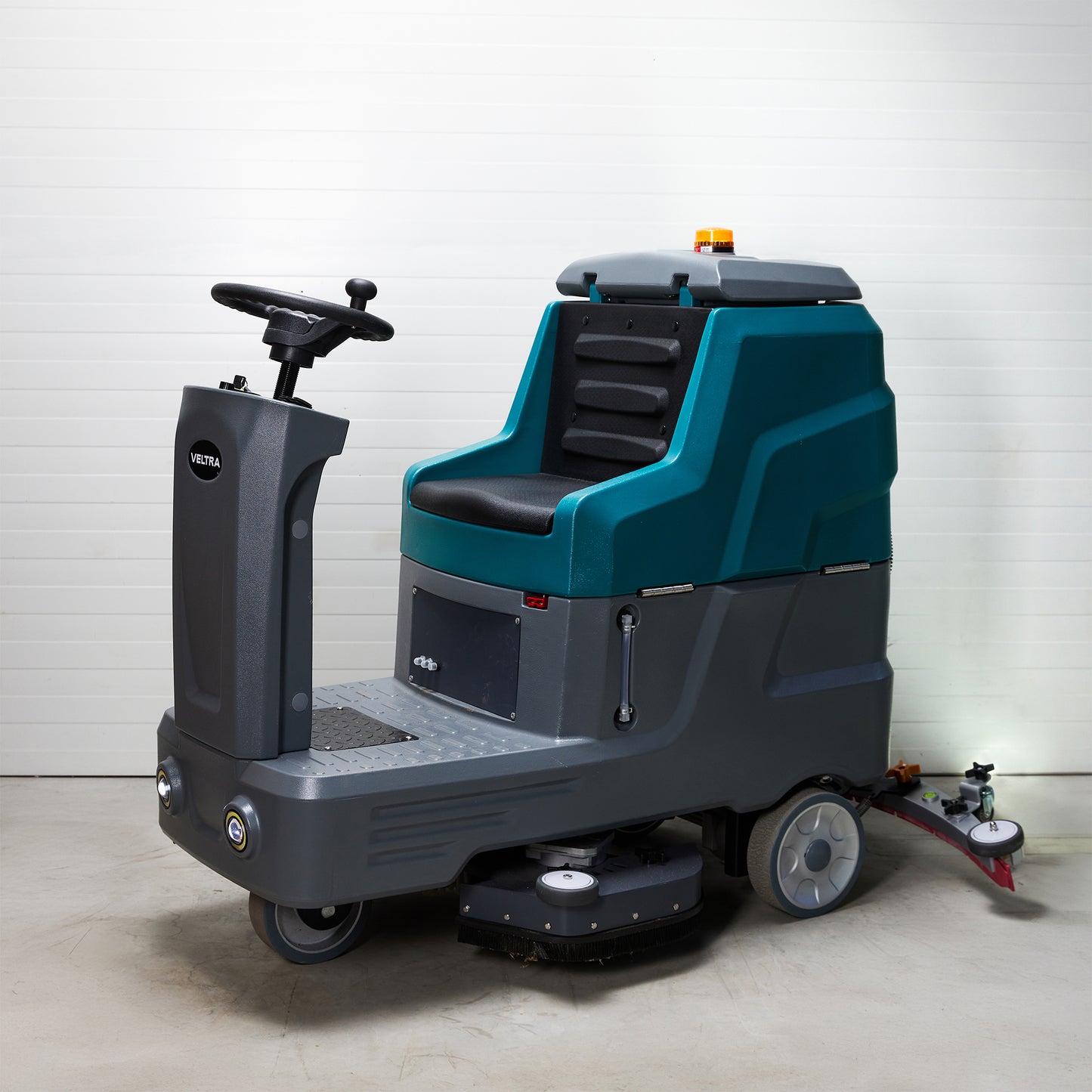 Rankiniu būdu stumiama grindų plovimo mašina Veltra P3
