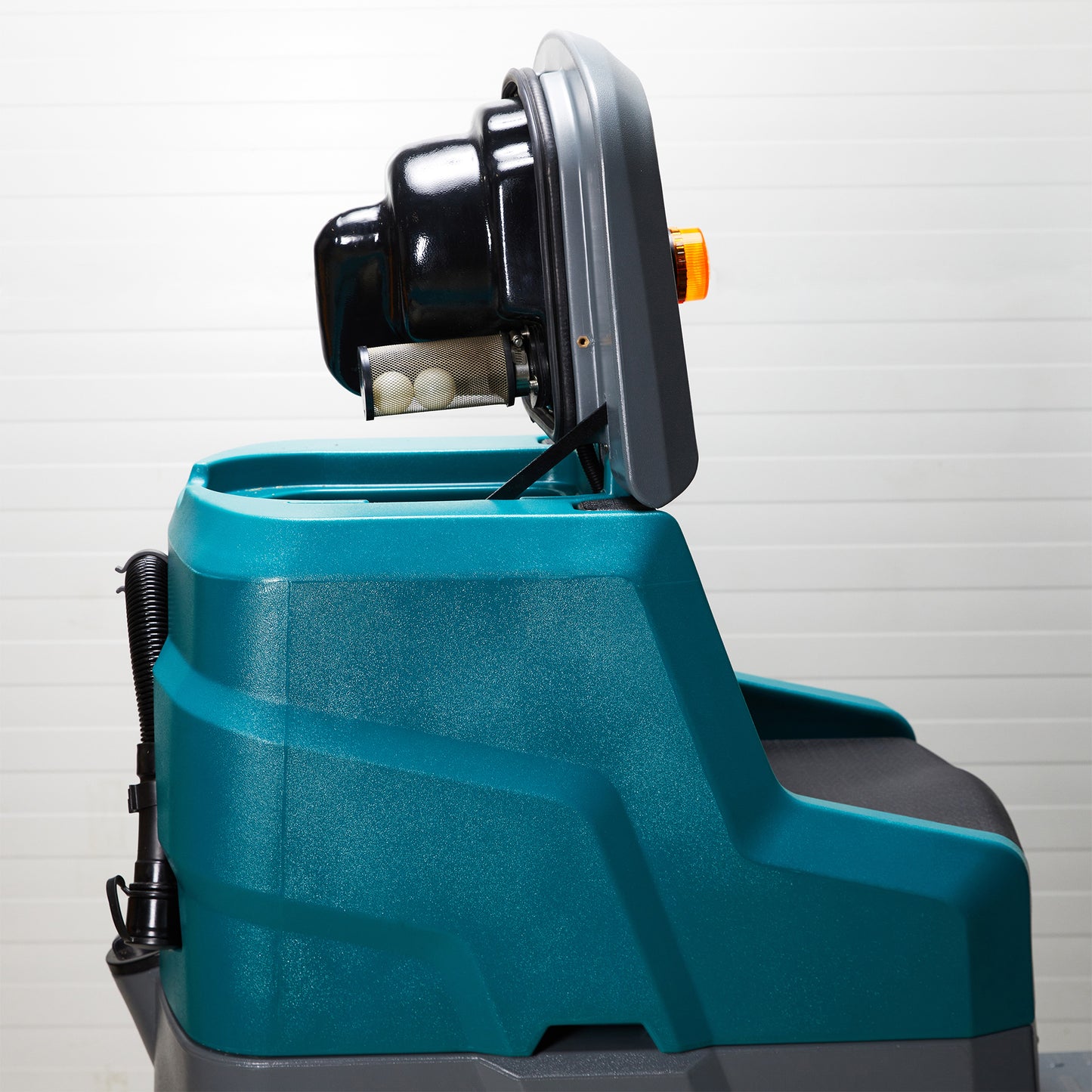 Rankiniu būdu stumiama grindų plovimo mašina Veltra P3