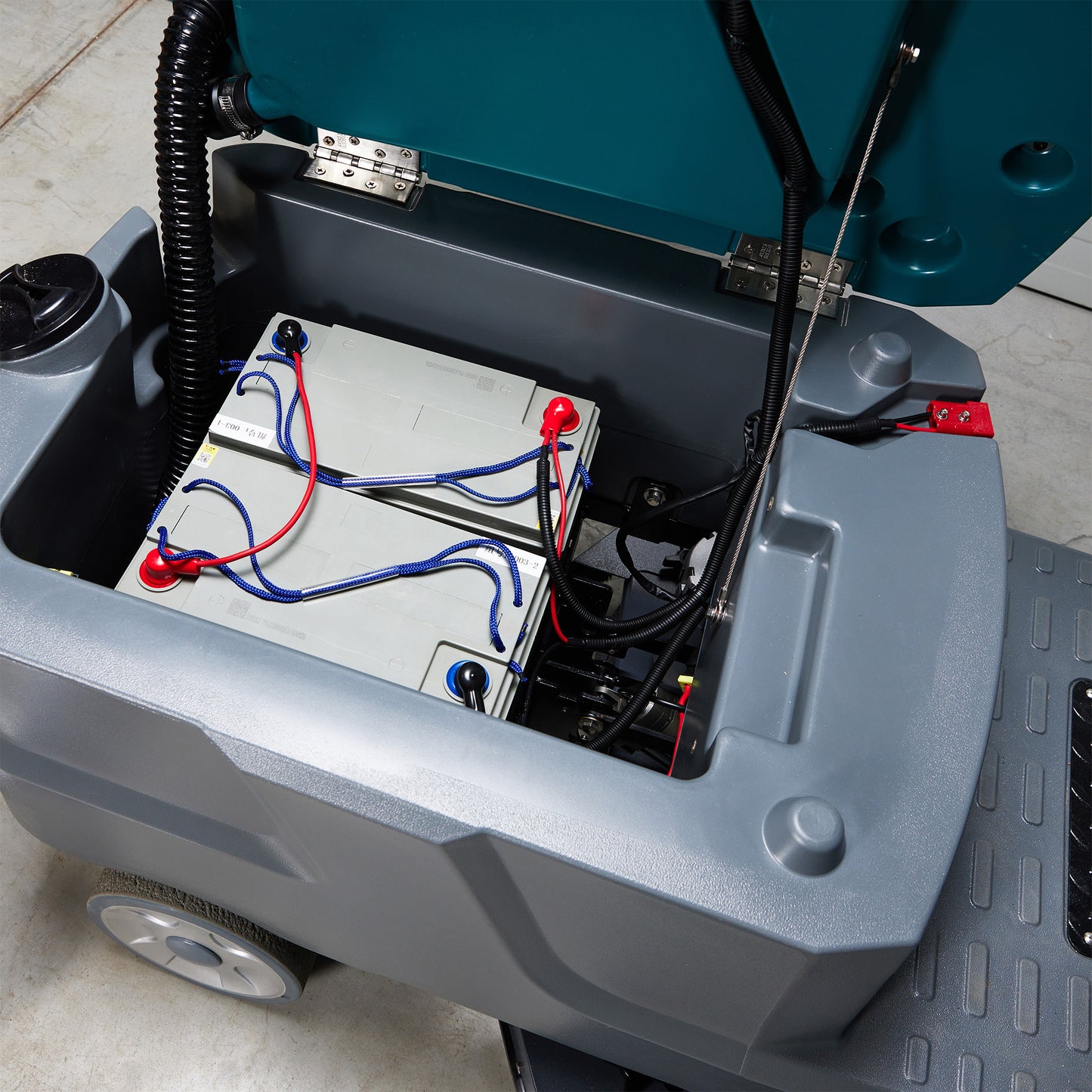 Rankiniu būdu stumiama grindų plovimo mašina Veltra P3