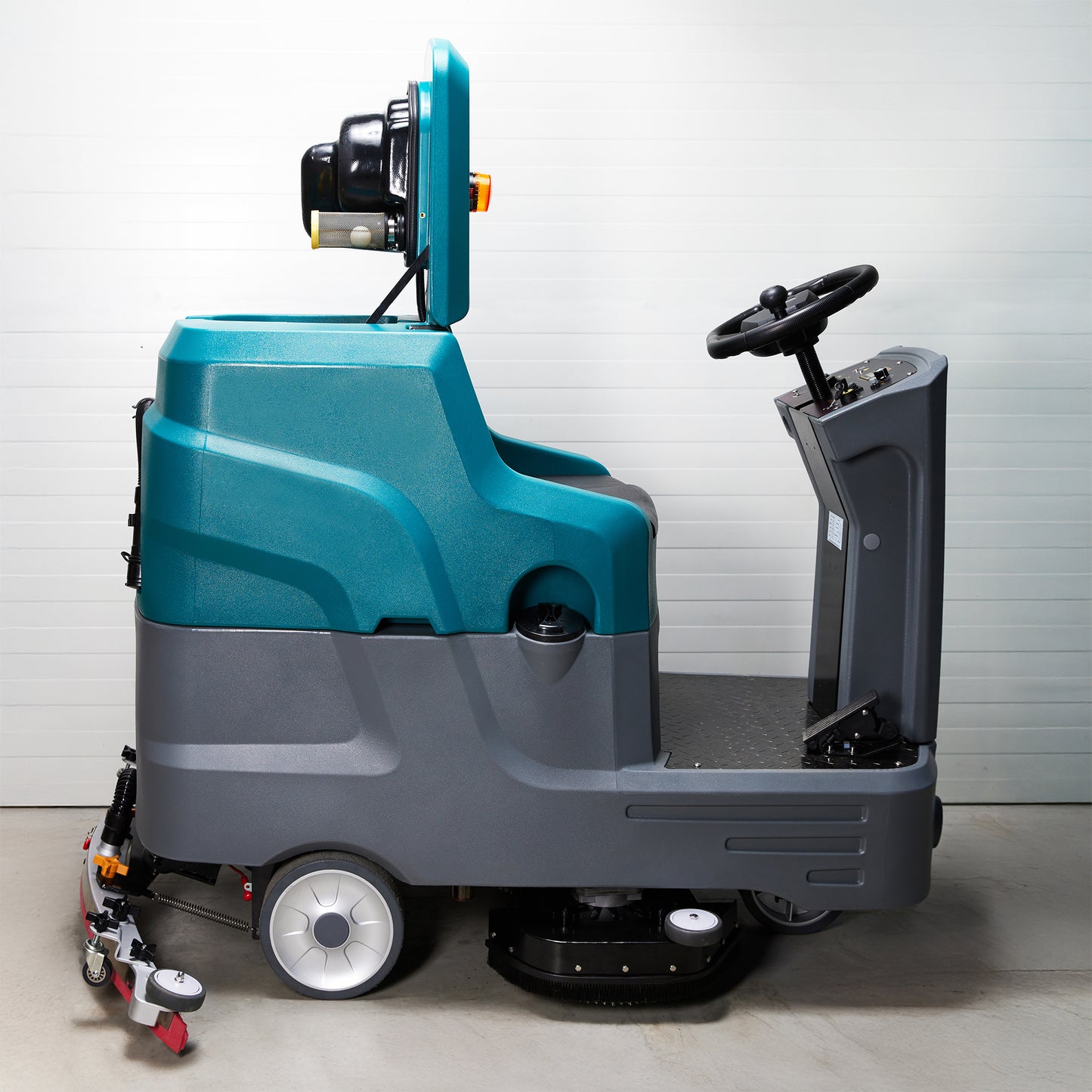 Rankiniu būdu stumiama grindų plovimo mašina Veltra P4