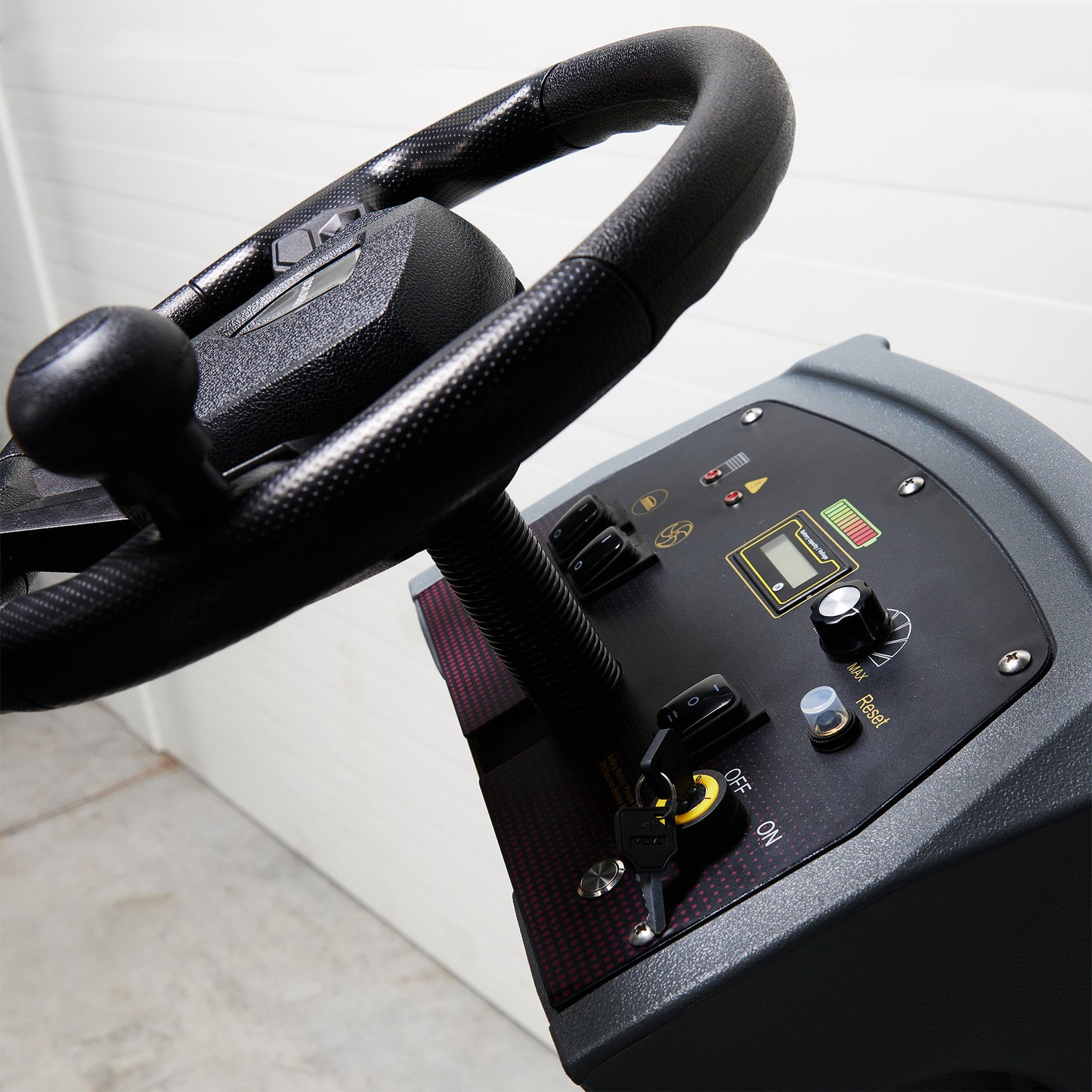 Rankiniu būdu stumiama grindų plovimo mašina Veltra P4