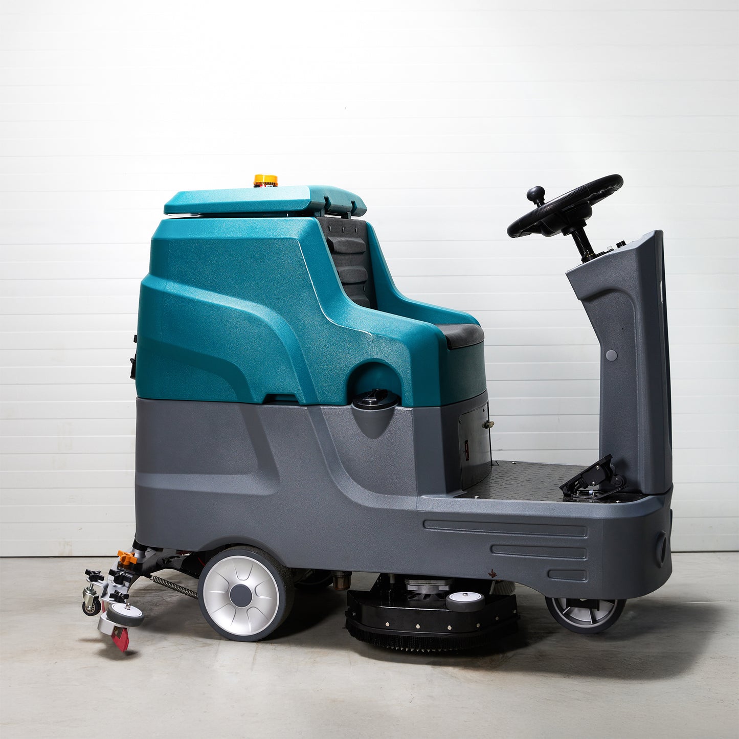 Rankiniu būdu stumiama grindų plovimo mašina Veltra P4