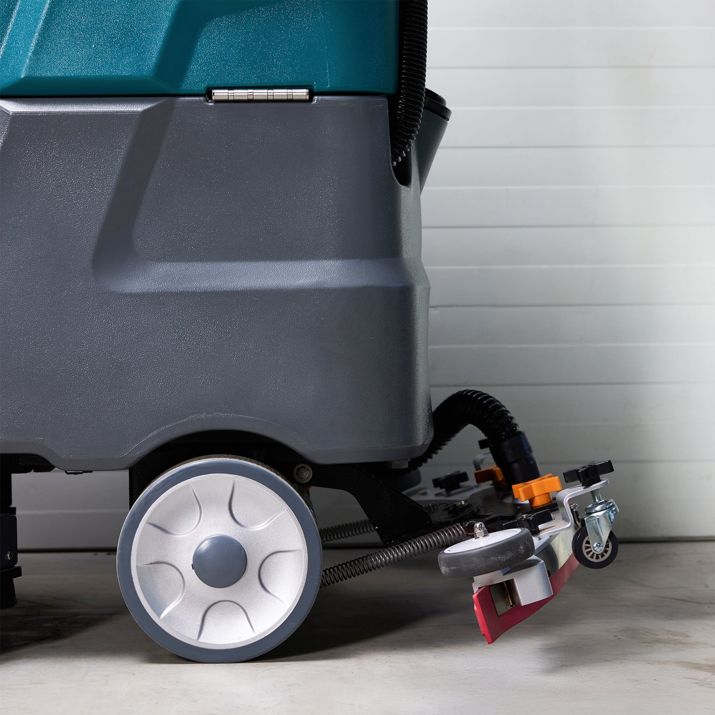 Rankiniu būdu stumiama grindų plovimo mašina Veltra P4