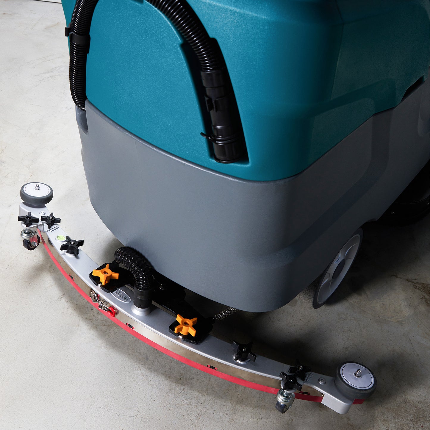 Rankiniu būdu stumiama grindų plovimo mašina Veltra P4