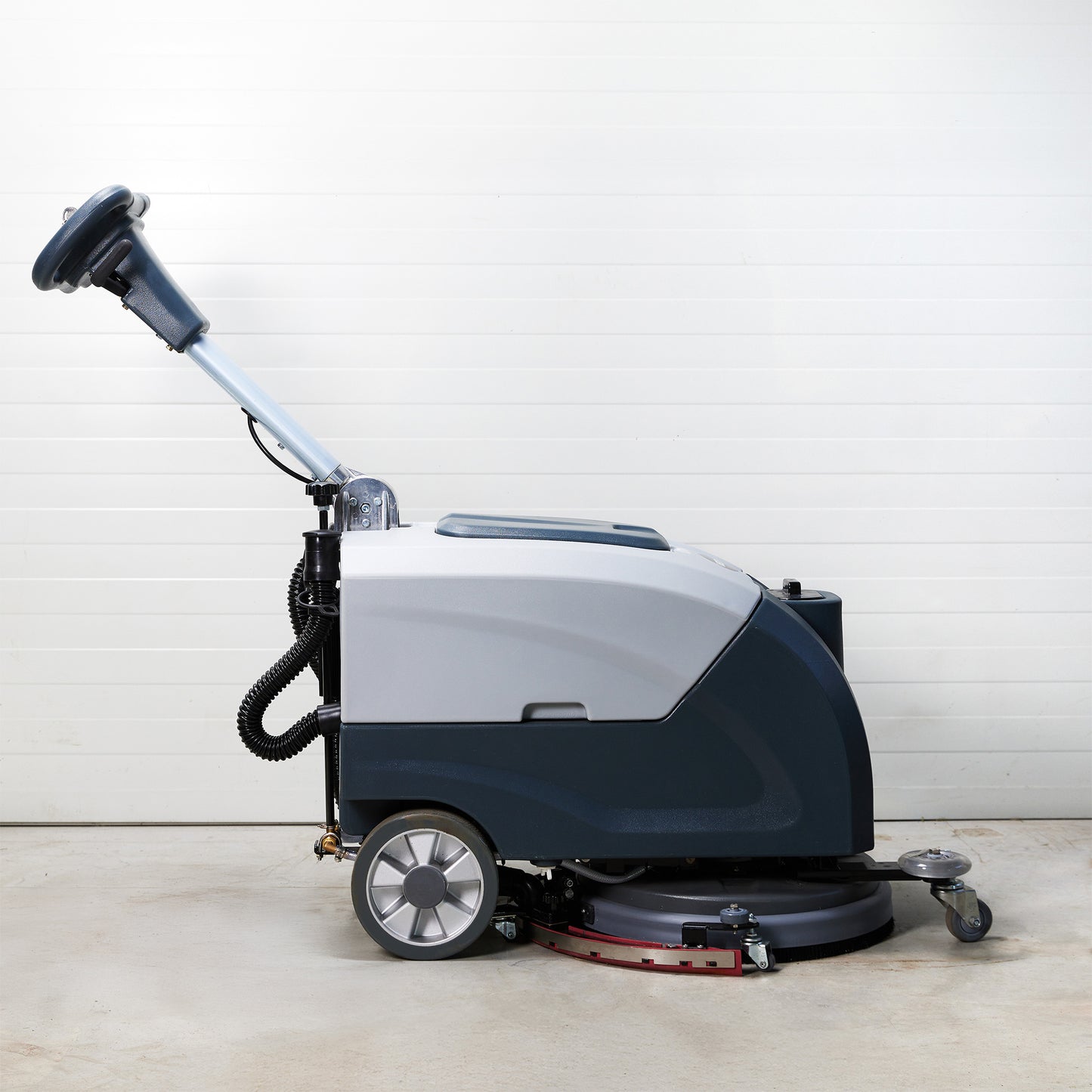 Rankiniu būdu stumiama grindų plovimo mašina Veltra P2