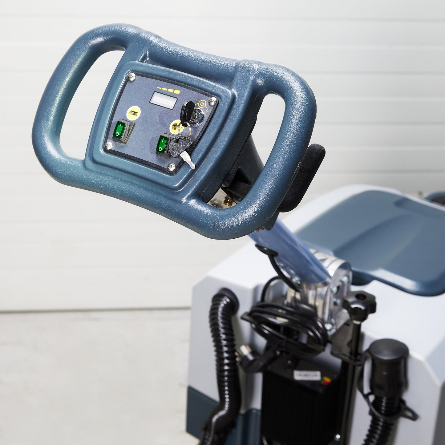 Rankiniu būdu stumiama grindų plovimo mašina Veltra P2