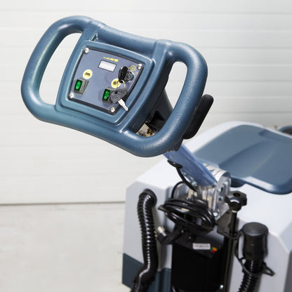 Rankiniu būdu stumiama grindų plovimo mašina Veltra P2