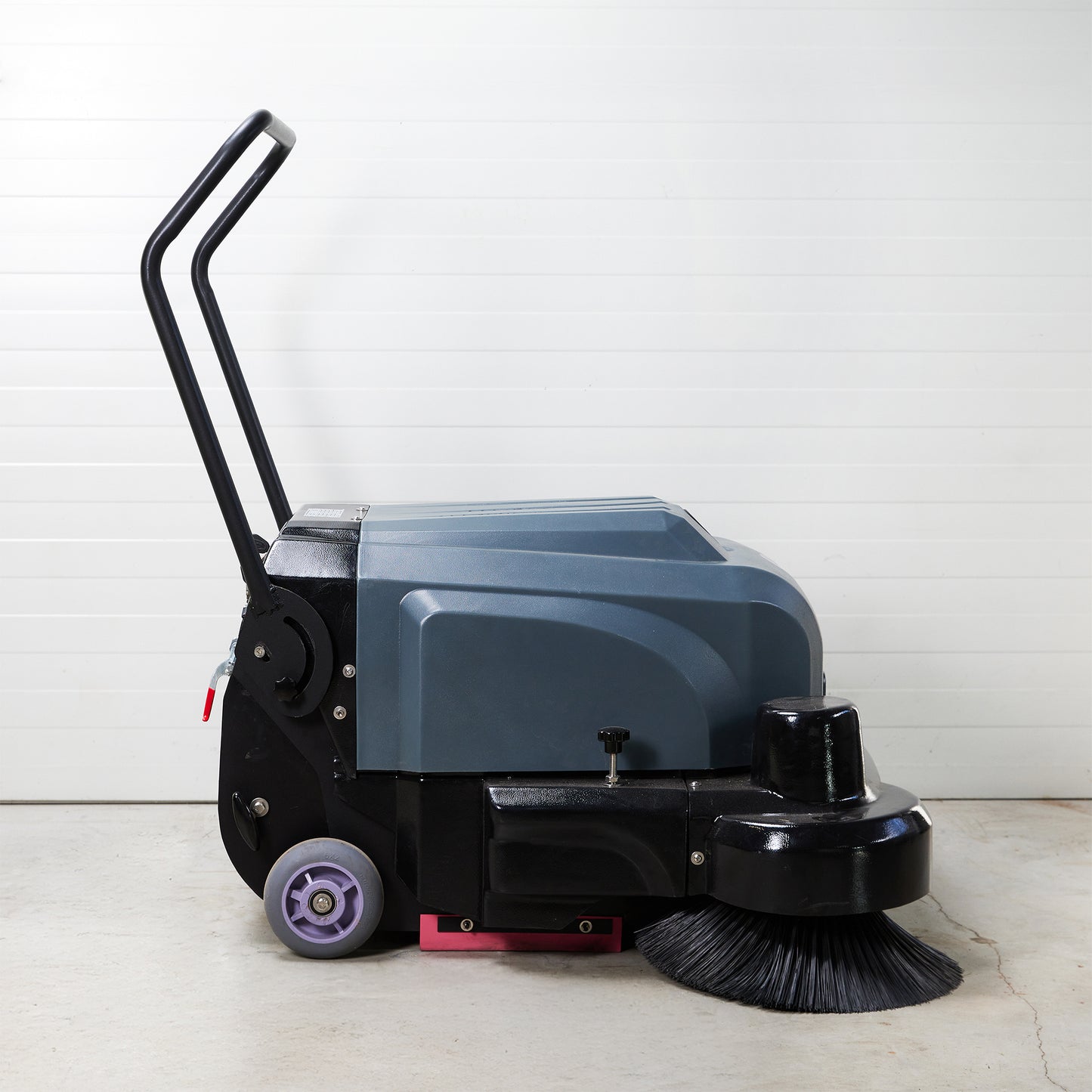 Rankiniu būdu stumiama grindų šlavimo mašina Veltra S1